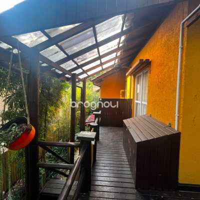 Casa com 260m², 4 quartos (sendo 3 suítes), 2 garagens, no bairro Lagoa da Conceição em Florianópolis