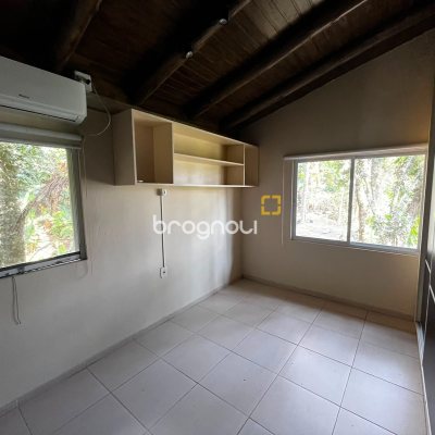 Casa com 260m², 4 quartos (sendo 3 suítes), 2 garagens, no bairro Lagoa da Conceição em Florianópolis