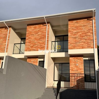Casa com 70m², 2 quartos (sendo 2 suítes), 2 garagens, no bairro Serraria em São José
