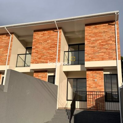 Casa com 70m², 2 quartos (sendo 2 suítes), 2 garagens, no bairro Serraria em São José
