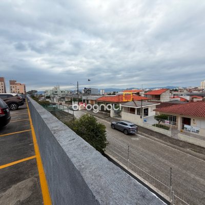Apartamento com 64m², 3 quartos (sendo 1 suíte), 1 garagem, no bairro Ipiranga em São José