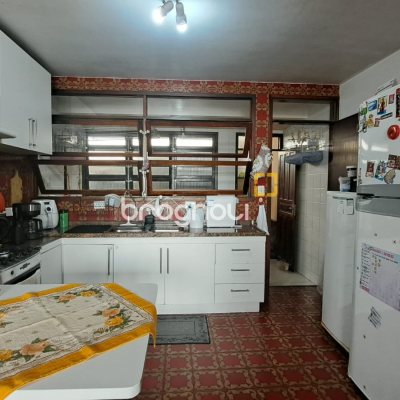 Casa com 295m², 5 quartos (sendo 3 suítes), 4 garagens, no bairro Abraão em Florianópolis