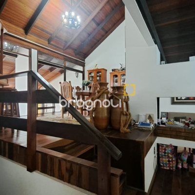 Casa com 295m², 5 quartos (sendo 3 suítes), 4 garagens, no bairro Abraão em Florianópolis