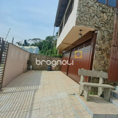 Casa com 295m², 5 quartos (sendo 3 suítes), 4 garagens, no bairro Abraão em Florianópolis