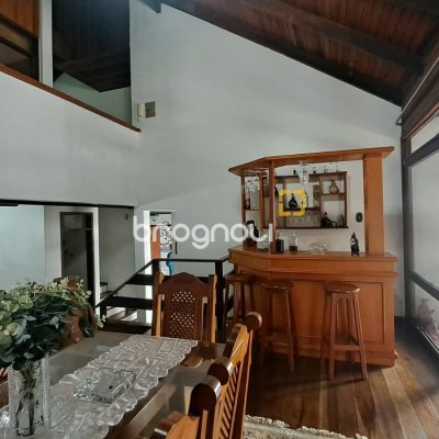 Casa com 295m², 5 quartos (sendo 3 suítes), 4 garagens, no bairro Abraão em Florianópolis