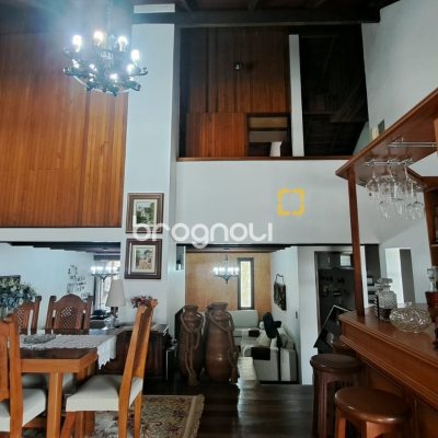 Casa com 295m², 5 quartos (sendo 3 suítes), 4 garagens, no bairro Abraão em Florianópolis
