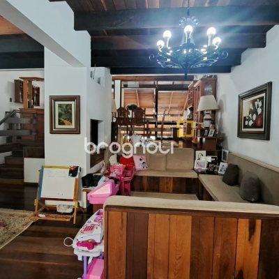 Casa com 295m², 5 quartos (sendo 3 suítes), 4 garagens, no bairro Abraão em Florianópolis