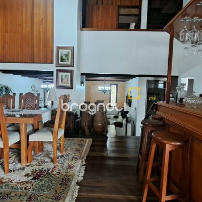Casa com 295m², 5 quartos (sendo 3 suítes), 4 garagens, no bairro Abraão em Florianópolis