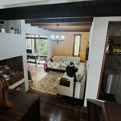 Casa com 295m², 5 quartos (sendo 3 suítes), 4 garagens, no bairro Abraão em Florianópolis