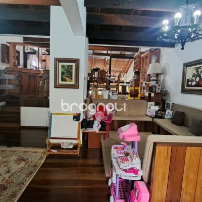 Casa com 295m², 5 quartos (sendo 3 suítes), 4 garagens, no bairro Abraão em Florianópolis