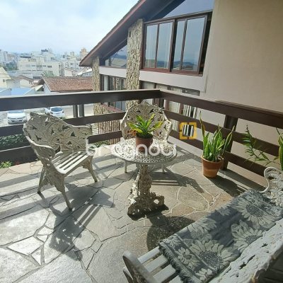 Casa com 295m², 5 quartos (sendo 3 suítes), 4 garagens, no bairro Abraão em Florianópolis