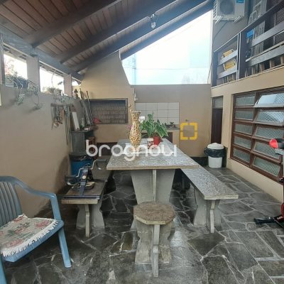 Casa com 295m², 5 quartos (sendo 3 suítes), 4 garagens, no bairro Abraão em Florianópolis