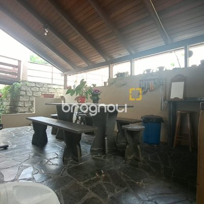Casa com 295m², 5 quartos (sendo 3 suítes), 4 garagens, no bairro Abraão em Florianópolis