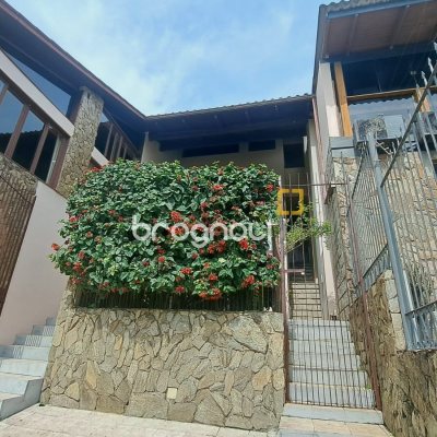 Casa com 295m², 5 quartos (sendo 3 suítes), 4 garagens, no bairro Abraão em Florianópolis