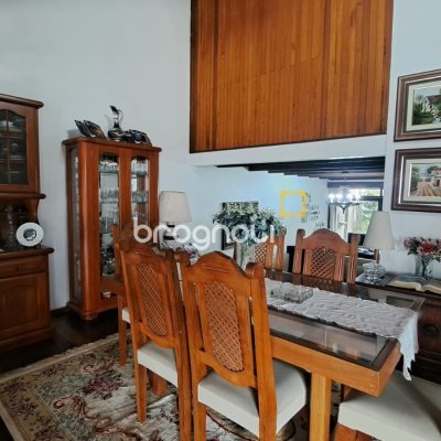 Casa com 295m², 5 quartos (sendo 3 suítes), 4 garagens, no bairro Abraão em Florianópolis