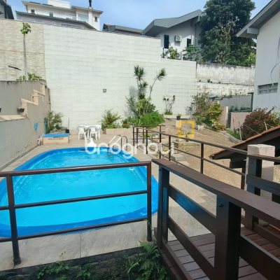 Casa com 295m², 5 quartos (sendo 3 suítes), 4 garagens, no bairro Abraão em Florianópolis