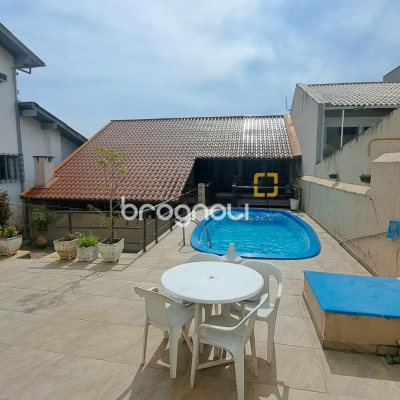Casa com 295m², 5 quartos (sendo 3 suítes), 4 garagens, no bairro Abraão em Florianópolis