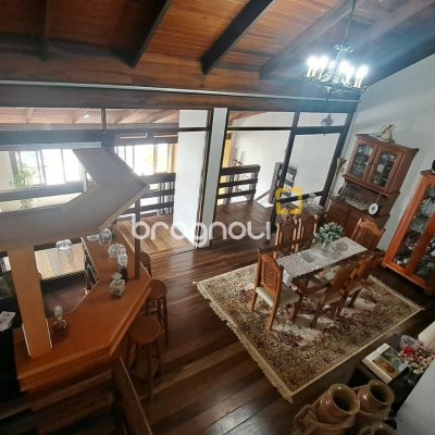 Casa com 295m², 5 quartos (sendo 3 suítes), 4 garagens, no bairro Abraão em Florianópolis