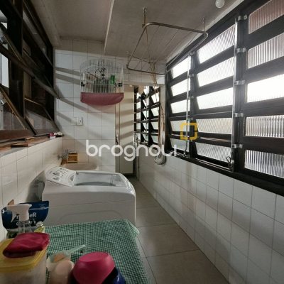 Casa com 295m², 5 quartos (sendo 3 suítes), 4 garagens, no bairro Abraão em Florianópolis