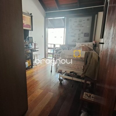 Casa com 295m², 5 quartos (sendo 3 suítes), 4 garagens, no bairro Abraão em Florianópolis