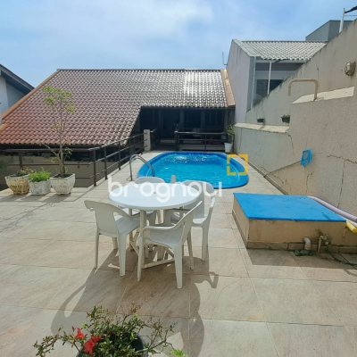 Casa com 295m², 5 quartos (sendo 3 suítes), 4 garagens, no bairro Abraão em Florianópolis