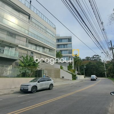 Apartamento com 97m², 2 quartos (sendo 2 suítes), 2 garagens, no bairro João Paulo em Florianópolis