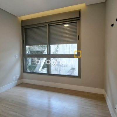 Apartamento com 97m², 2 quartos (sendo 2 suítes), 2 garagens, no bairro João Paulo em Florianópolis