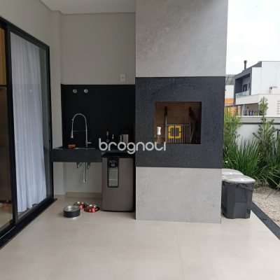 Casa de Condomínio com 163m², 3 quartos (sendo 1 suíte), 2 garagens, no bairro Deltaville em Biguaçu
