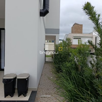Casa de Condomínio com 163m², 3 quartos (sendo 1 suíte), 2 garagens, no bairro Deltaville em Biguaçu