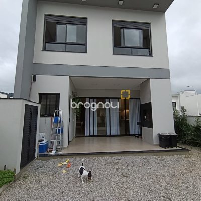 Casa de Condomínio com 163m², 3 quartos (sendo 1 suíte), 2 garagens, no bairro Deltaville em Biguaçu