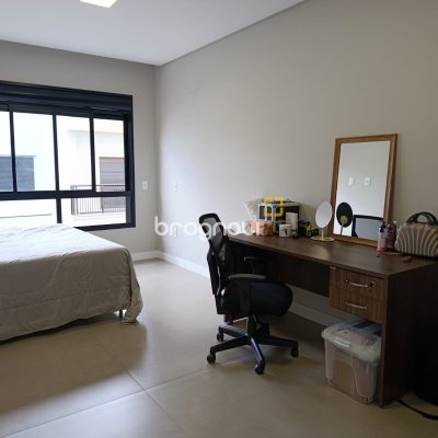 Casa de Condomínio com 163m², 3 quartos (sendo 1 suíte), 2 garagens, no bairro Deltaville em Biguaçu