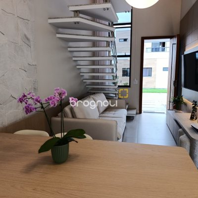 Casa de Condomínio com 163m², 3 quartos (sendo 1 suíte), 2 garagens, no bairro Deltaville em Biguaçu