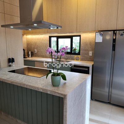 Casa de Condomínio com 163m², 3 quartos (sendo 1 suíte), 2 garagens, no bairro Deltaville em Biguaçu