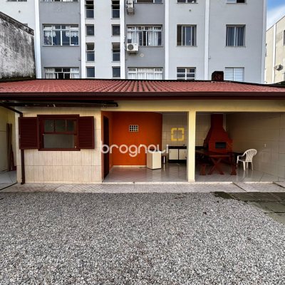 Casa com 215m², 4 quartos (sendo 1 suíte), 6 garagens, no bairro Abraão em Florianópolis