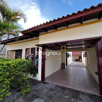 Casa com 215m², 4 quartos (sendo 1 suíte), 6 garagens, no bairro Abraão em Florianópolis