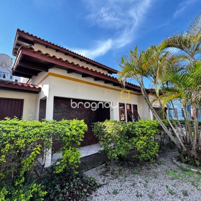 Casa com 215m², 4 quartos (sendo 1 suíte), 6 garagens, no bairro Abraão em Florianópolis