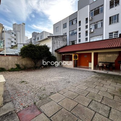 Casa com 215m², 4 quartos (sendo 1 suíte), 6 garagens, no bairro Abraão em Florianópolis