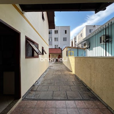 Casa com 215m², 4 quartos (sendo 1 suíte), 6 garagens, no bairro Abraão em Florianópolis