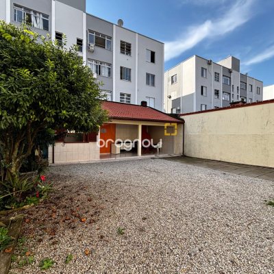 Casa com 215m², 4 quartos (sendo 1 suíte), 6 garagens, no bairro Abraão em Florianópolis