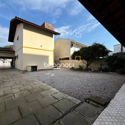 Casa com 215m², 4 quartos (sendo 1 suíte), 6 garagens, no bairro Abraão em Florianópolis