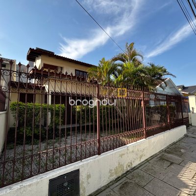 Casa com 215m², 4 quartos (sendo 1 suíte), 6 garagens, no bairro Abraão em Florianópolis