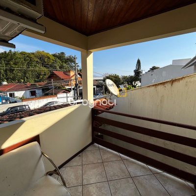Casa com 215m², 4 quartos (sendo 1 suíte), 6 garagens, no bairro Abraão em Florianópolis