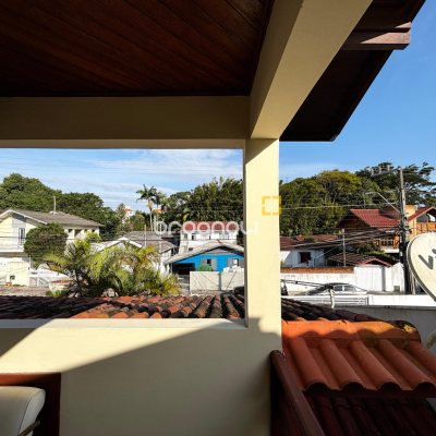 Casa com 215m², 4 quartos (sendo 1 suíte), 6 garagens, no bairro Abraão em Florianópolis