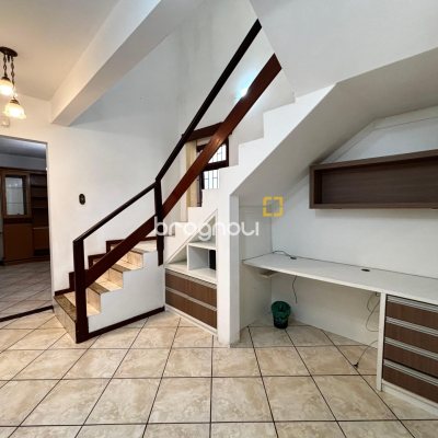 Casa com 215m², 4 quartos (sendo 1 suíte), 6 garagens, no bairro Abraão em Florianópolis