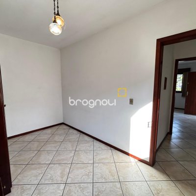 Casa com 215m², 4 quartos (sendo 1 suíte), 6 garagens, no bairro Abraão em Florianópolis