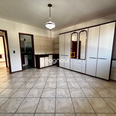 Casa com 215m², 4 quartos (sendo 1 suíte), 6 garagens, no bairro Abraão em Florianópolis
