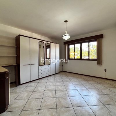 Casa com 215m², 4 quartos (sendo 1 suíte), 6 garagens, no bairro Abraão em Florianópolis