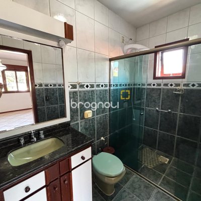 Casa com 215m², 4 quartos (sendo 1 suíte), 6 garagens, no bairro Abraão em Florianópolis