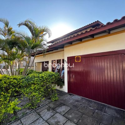 Casa com 215m², 4 quartos (sendo 1 suíte), 6 garagens, no bairro Abraão em Florianópolis