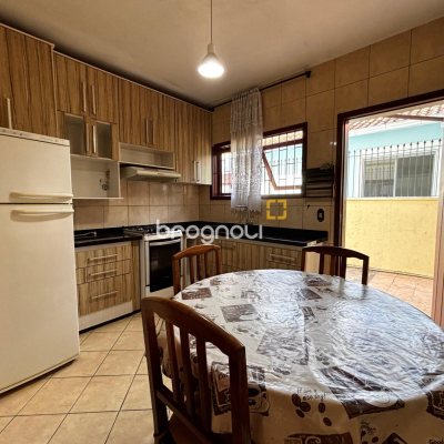 Casa com 215m², 4 quartos (sendo 1 suíte), 6 garagens, no bairro Abraão em Florianópolis